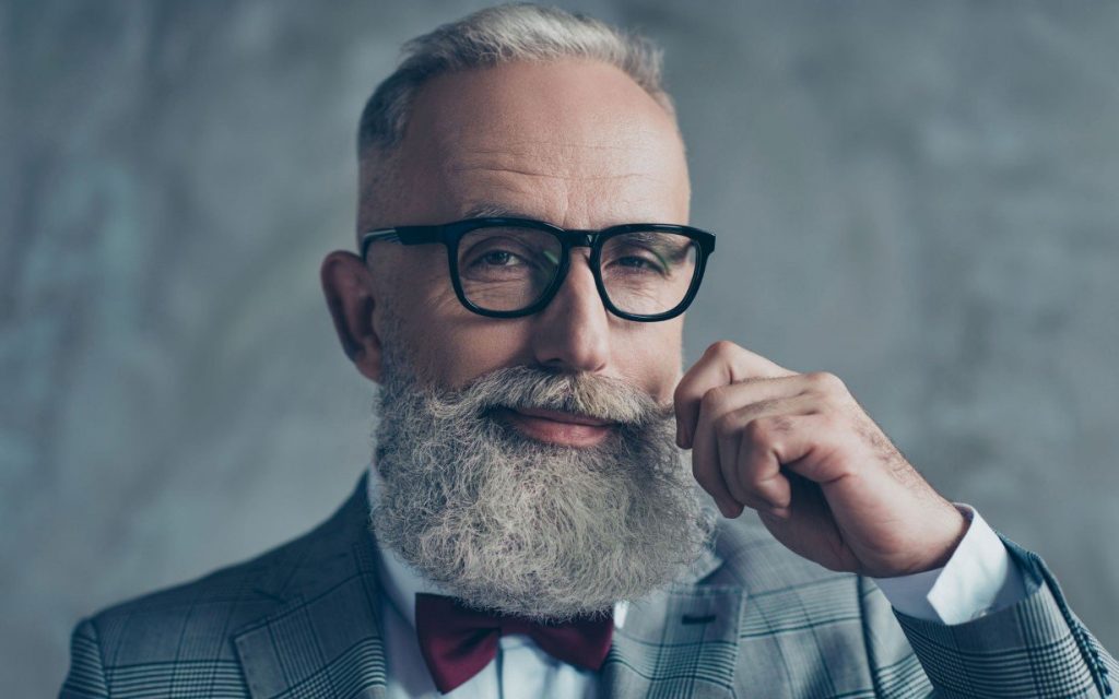 Grijs mannenkapsel en baard
