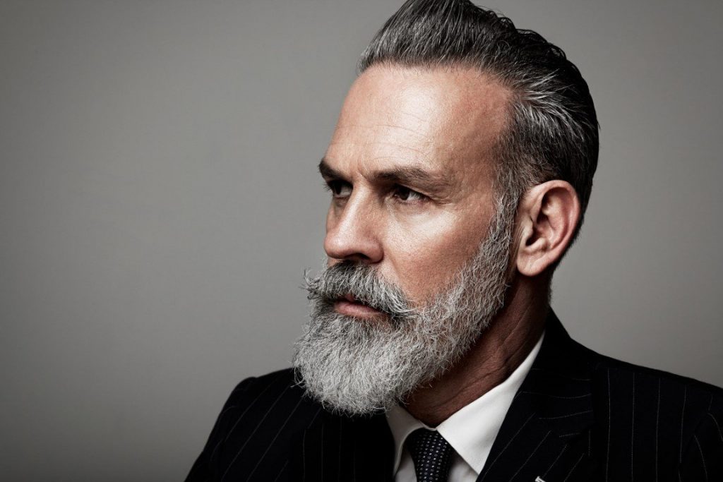 Grijs herenkapsel en baard
