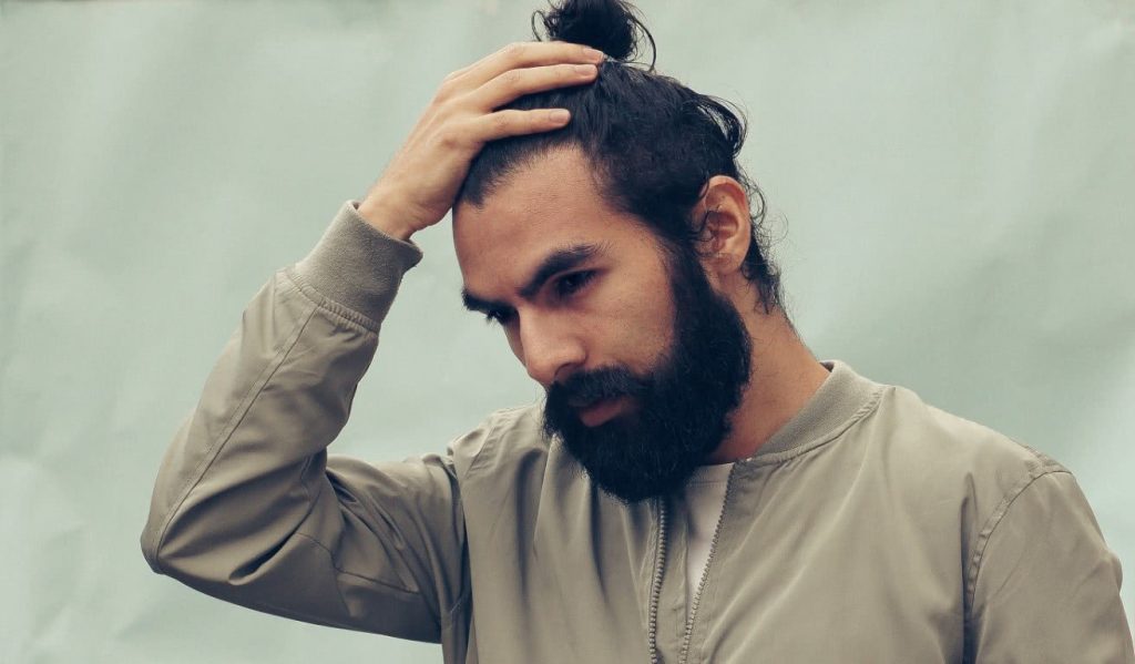 Man bun en lang herenkapsel