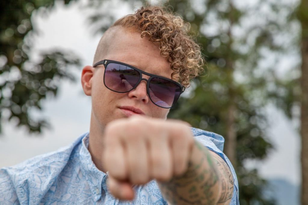 Undercut + scheiding met krullen