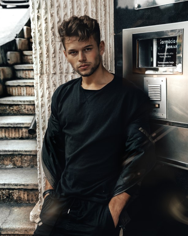 Half lange fringe haarstijl man