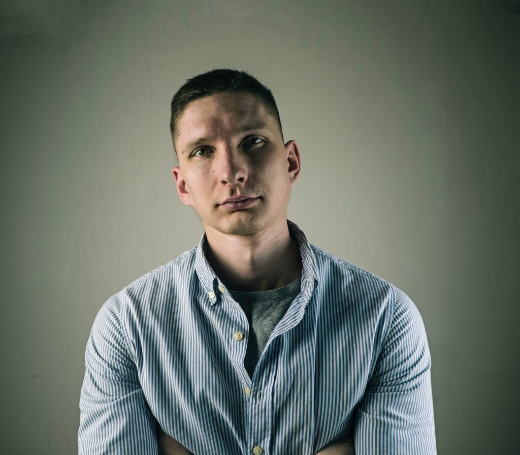 man met wallen onder de ogen meet donkere kringen