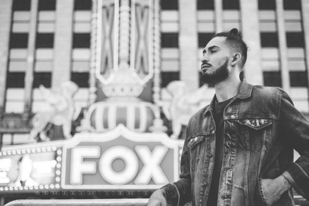 Hoge man bun herenkapsel met opscheer