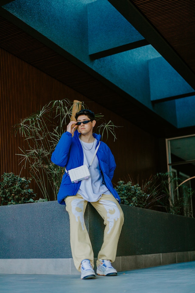 Fringe look, man, zonnebril