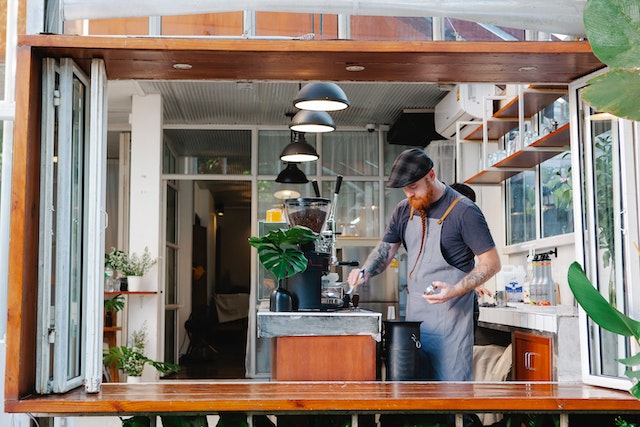 man in keuken