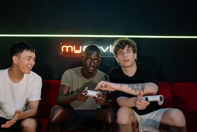 Mannen die gamen in man cave